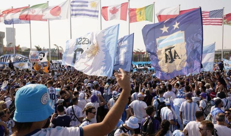 Locura En Qatar Hinchas Argentinos Realizaron Un Banderazo En Apoyo