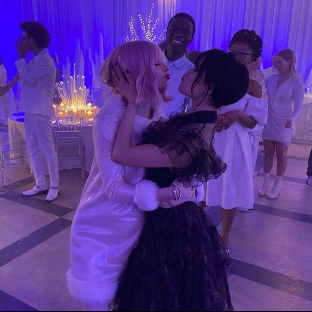 Este Es El Escandaloso Beso Entre Jenna Ortega Y Emma Myers Que