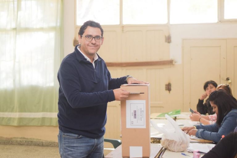 Votó Gustavo Solís Vamos a seguir construyendo entre todos el Rosario