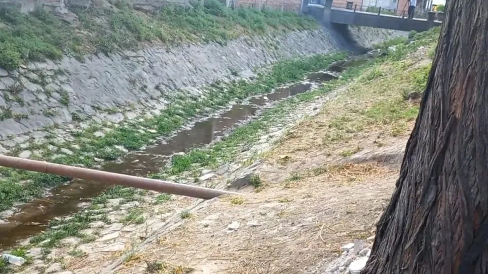 Vecinos no aguantan más el olor: tienen un canal abierto de líquidos cloacales