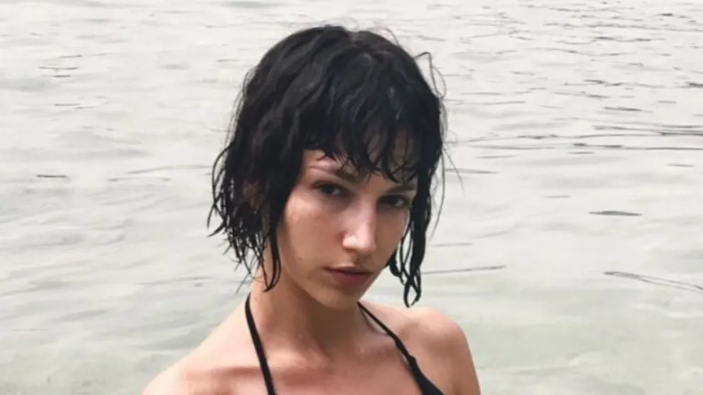 Frente al espejo y sin nada arriba, Úrsula Corberó saluda a sus fans