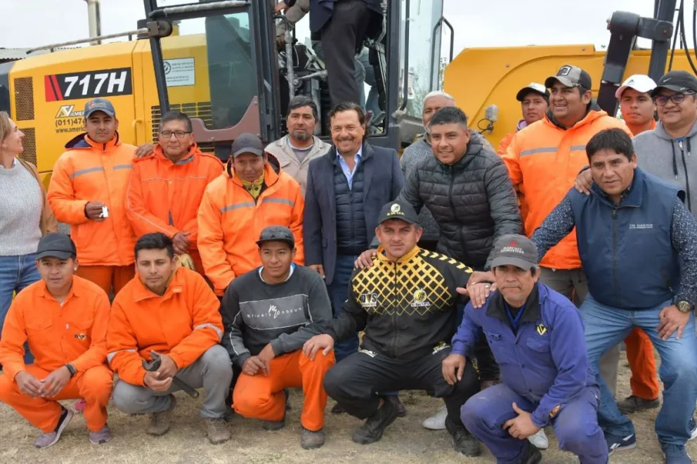 Buenas noticias: Gustavo Sáenz brindó maquinaria para seguir realizando obras
