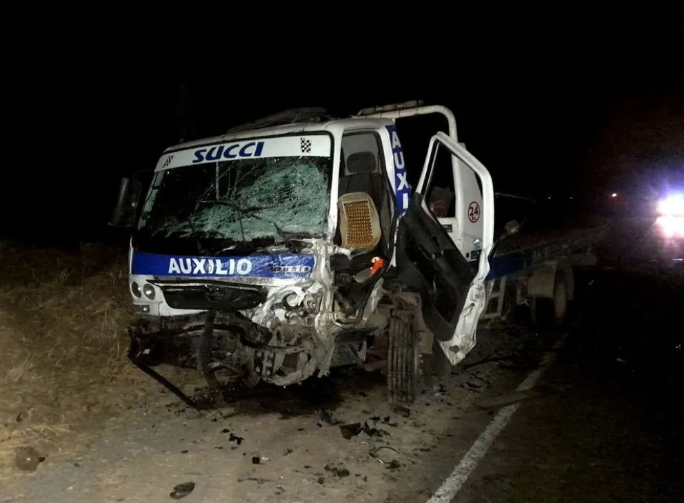 Accidente fatal: vehículo quedó destrozado al chocar de frente contra una grúa