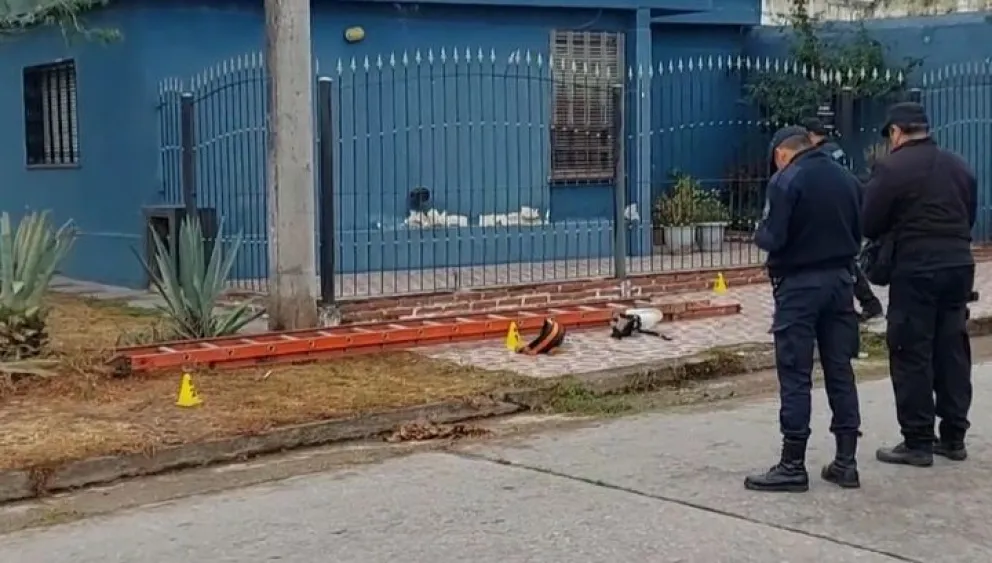 Estaba arreglando el cableado de la zona, hasta que perdió el control y se cayó 
