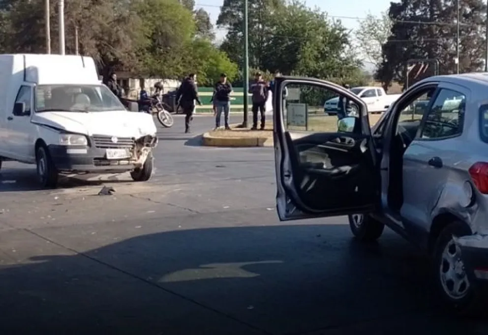 Terrible accidente: cruzó en rojo, no alcanzó a frenar y se lo llevó por delante 
