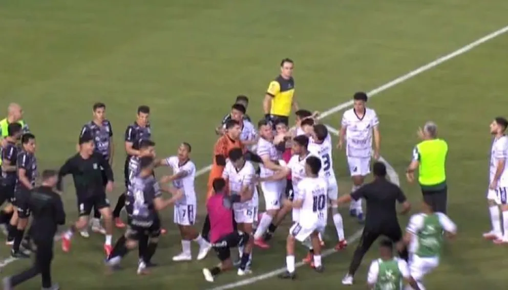 Polémicas y batalla campal: el accidentado empate de Central Norte ante Sportivo Belgrano