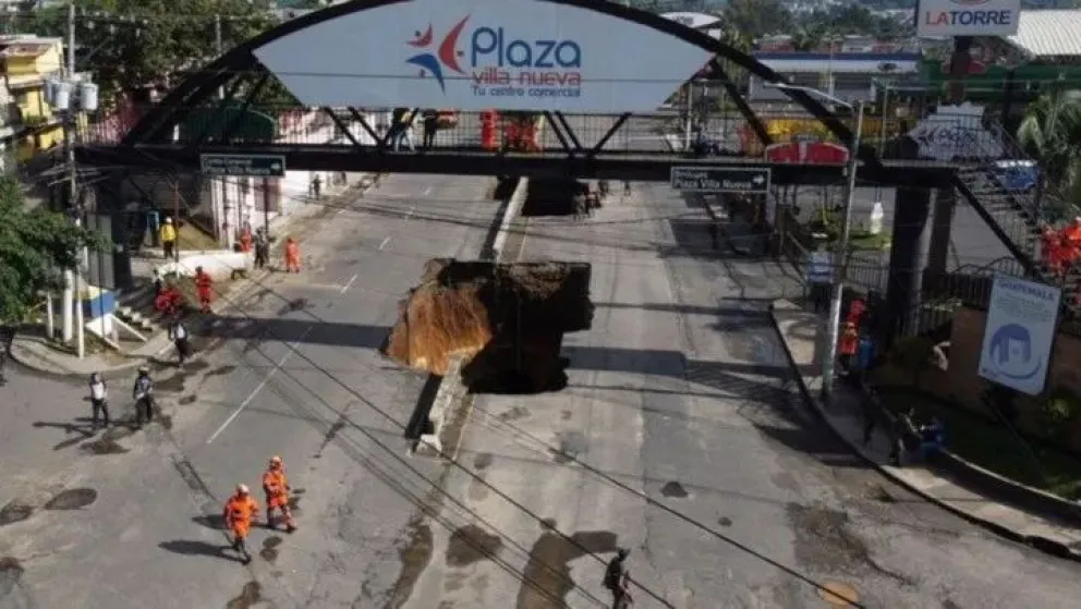 Se abrió un  enorme socavón en plena calle y desaparecieron dos personas 