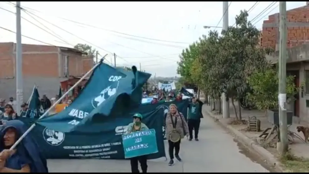 El centro hecho un caos: movimientos sociales marchan con destino a Casa de Gobierno