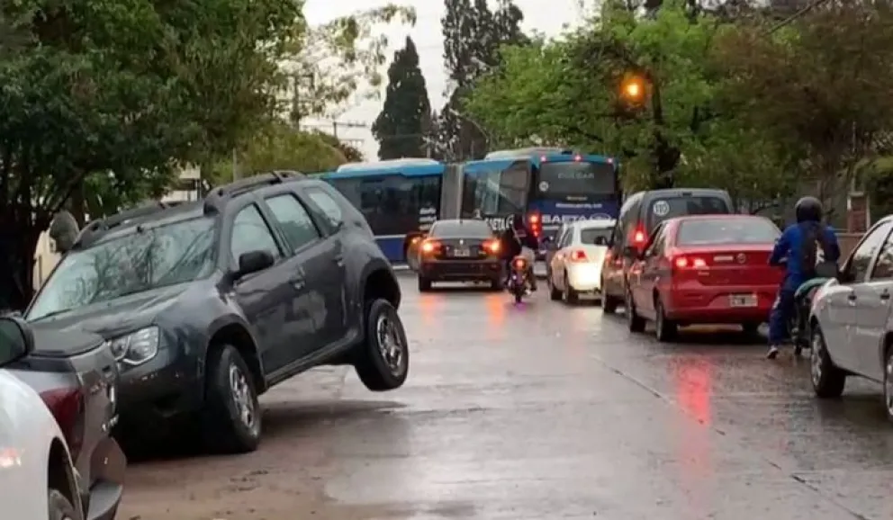 Otro descuido más: sellaron un pozo "así no más" y varios vehículos se hundieron