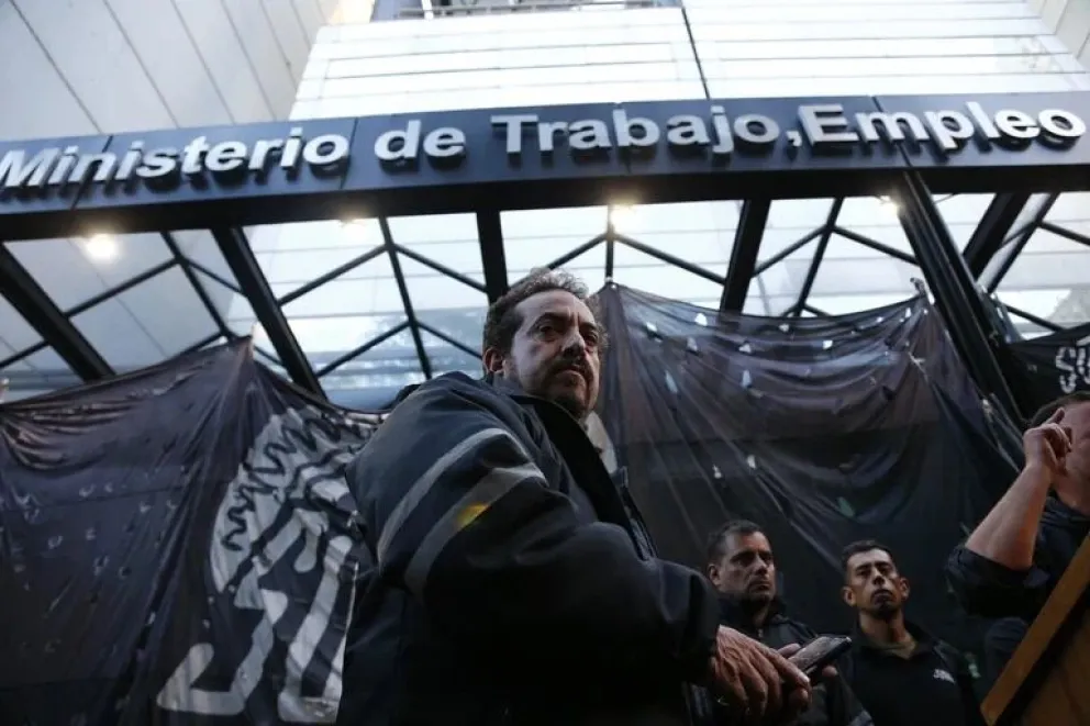 El Gobierno presiona para solucionar el conflicto con el sindicato de neumáticos