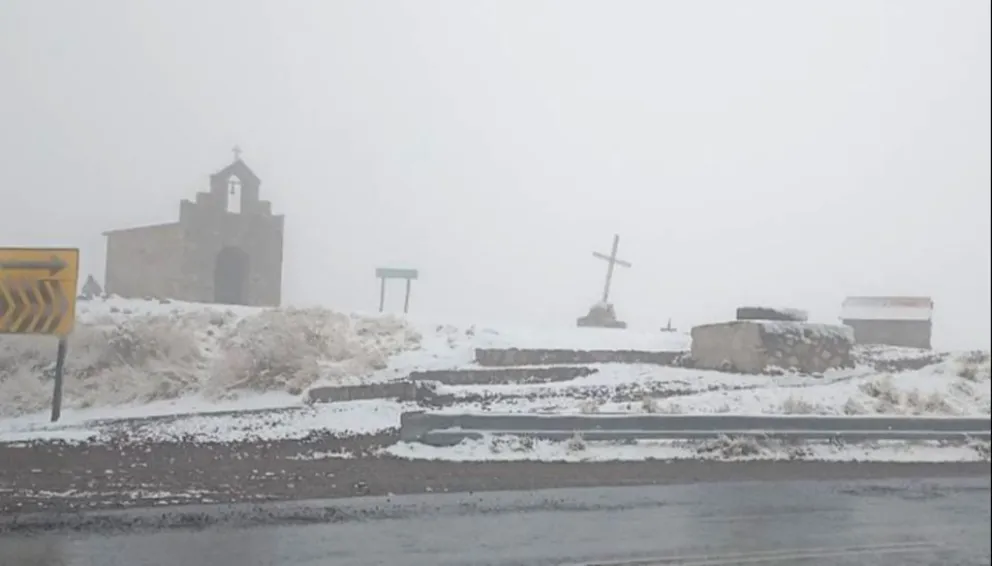 La locura del clima en Salta: la primavera llegó en compañía de la nieve