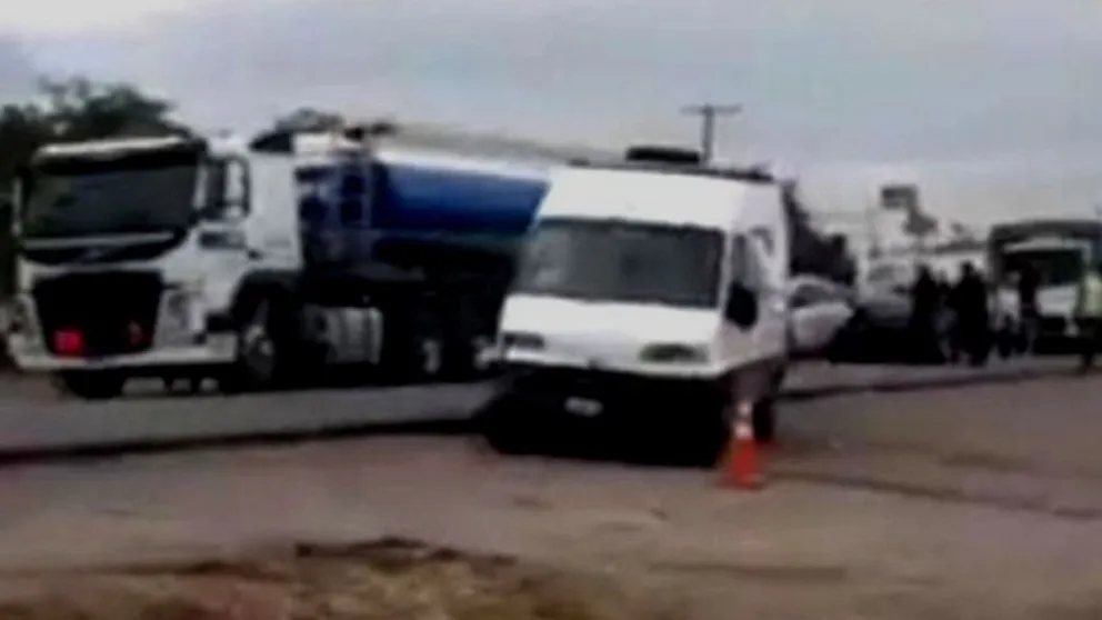 Con riesgo de explosión: choque múltiple involucró un camión de combustible