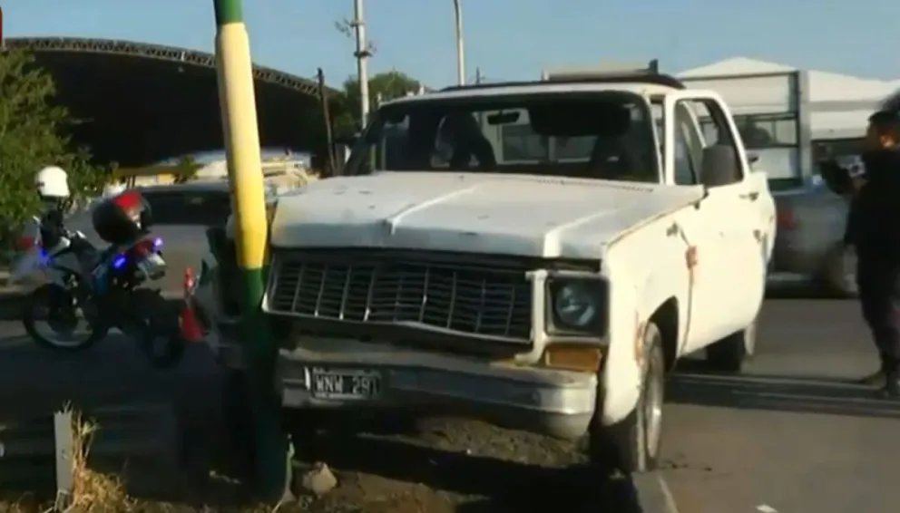 Como si no pasara nada: chocó contra un semáforo, se bajó y se fue