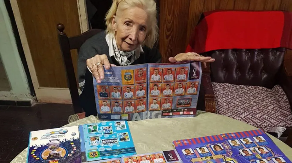 Una jubilada de 75 años ya lleno dos álbumes del mundial y su objetivo es llenar seis