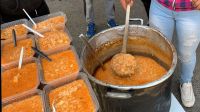 Solidaridad en tiempos de Milagro: cartoneros repartieron viandas de comida para los peregrinos