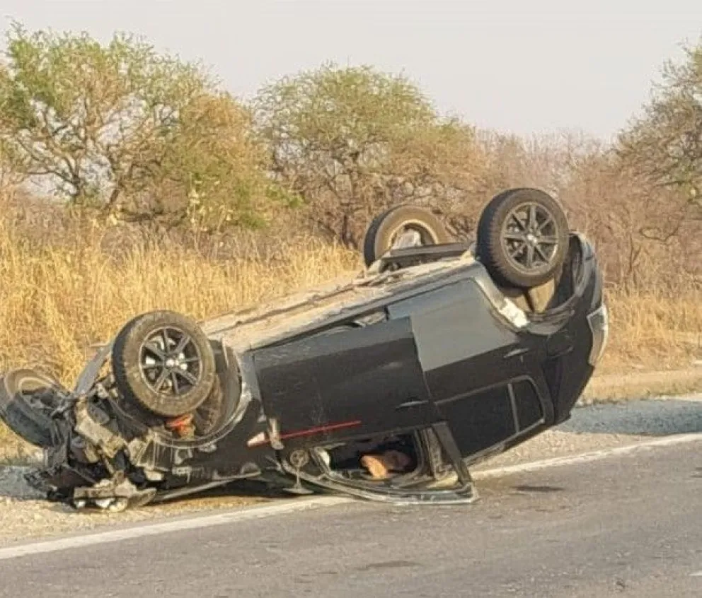 Terrible accidente en Orán: el auto quedó dado vuelta