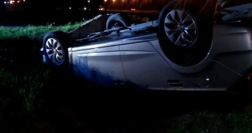 Mañana accidentada: vehículo derrapó sobre la banquina y chocó contra un alambrado rural