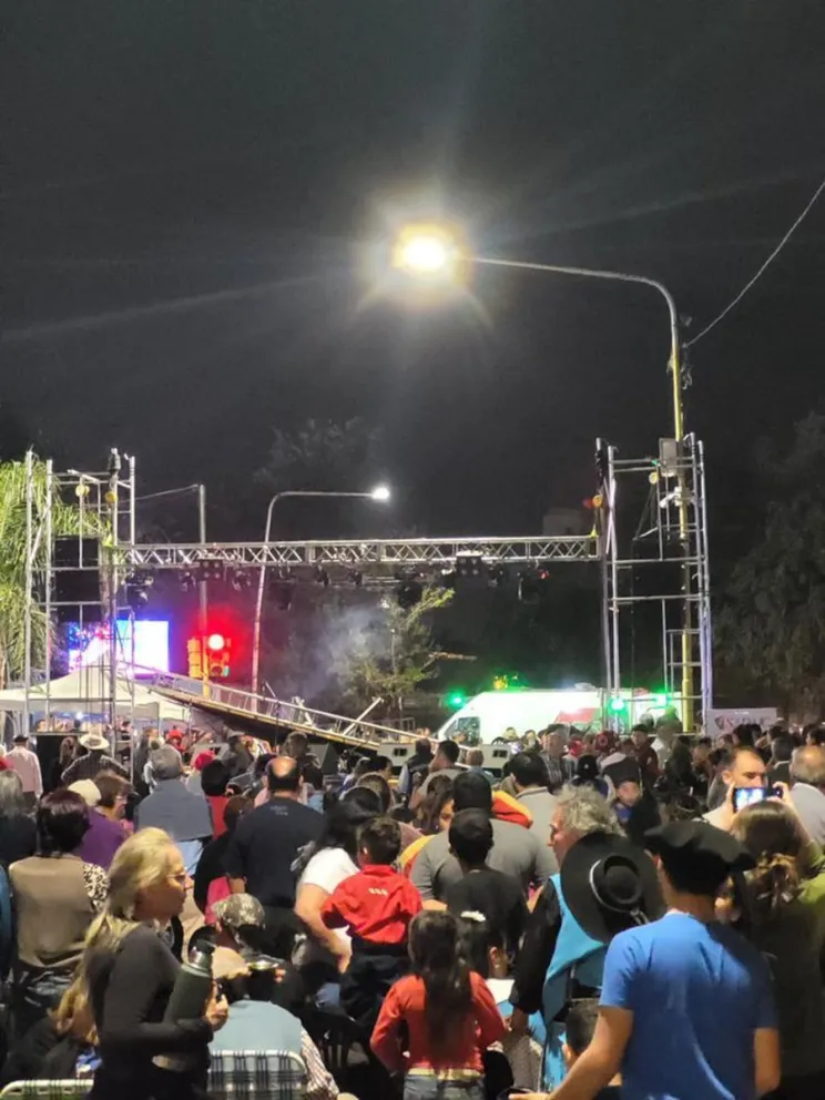Accidente en pleno show: cantante fue aplastada por una pantalla gigante