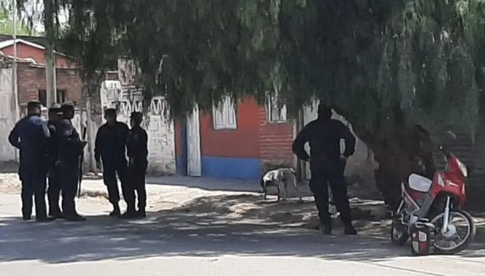 Violencia a plena luz del día: salteño le pegó un botellazo a un policía