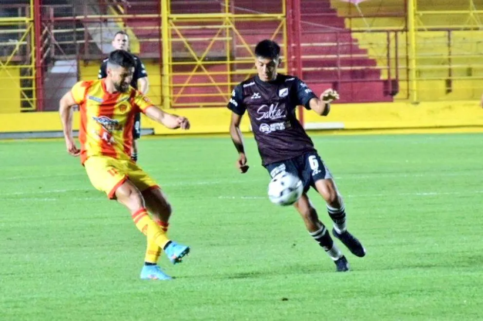 Pese a las bajas, Central Norte logró un valioso empate ante Sarmiento