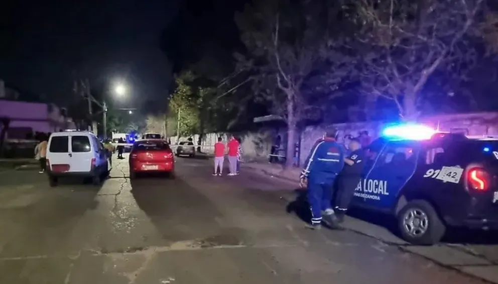Intentaron huir de los ladrones y terminaron chocando contra un camión
