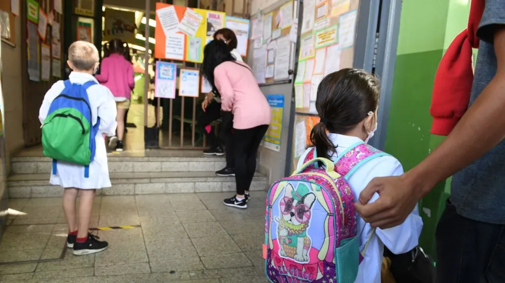 Acosador suelto: hombre espera a la salida de las escuelas para filmar a los niños