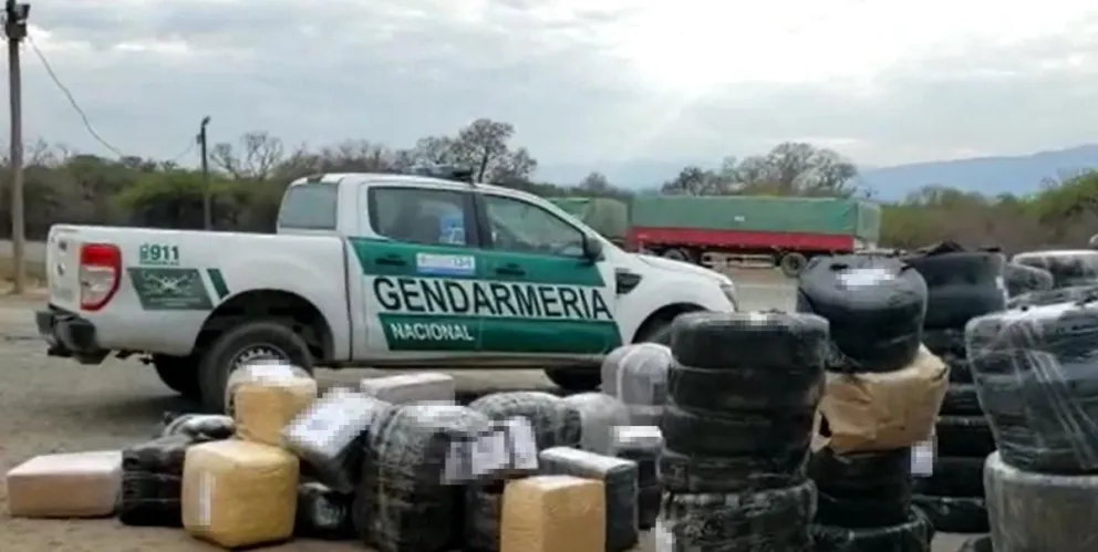 Gendarmería decomisó un camión con aproximadamente 500 neumáticos