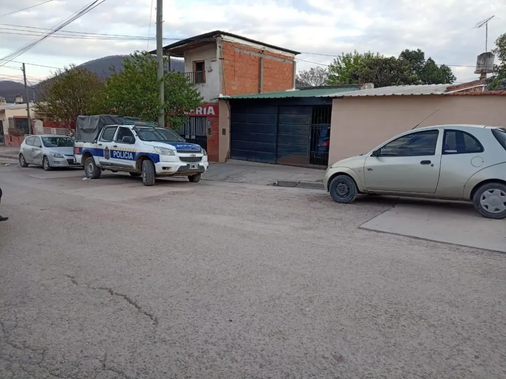 Dirigente social chocó contra un móvil policial y se dio a la fuga