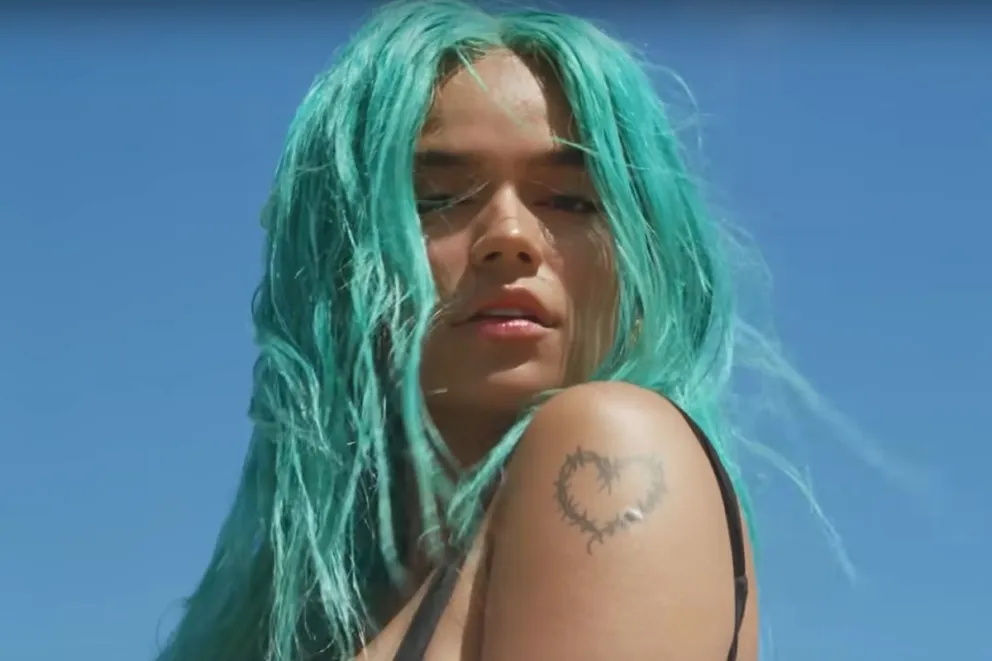 La foto sensual de Karol G donde aparece cubierta solo con su cabello