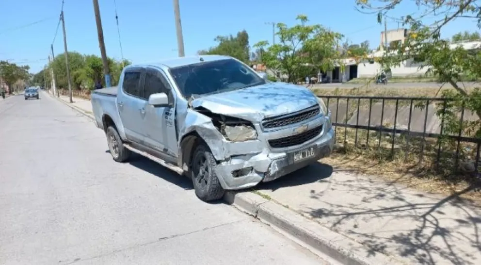 Terrible accidente: camioneta chocó de frente contra una vivienda 