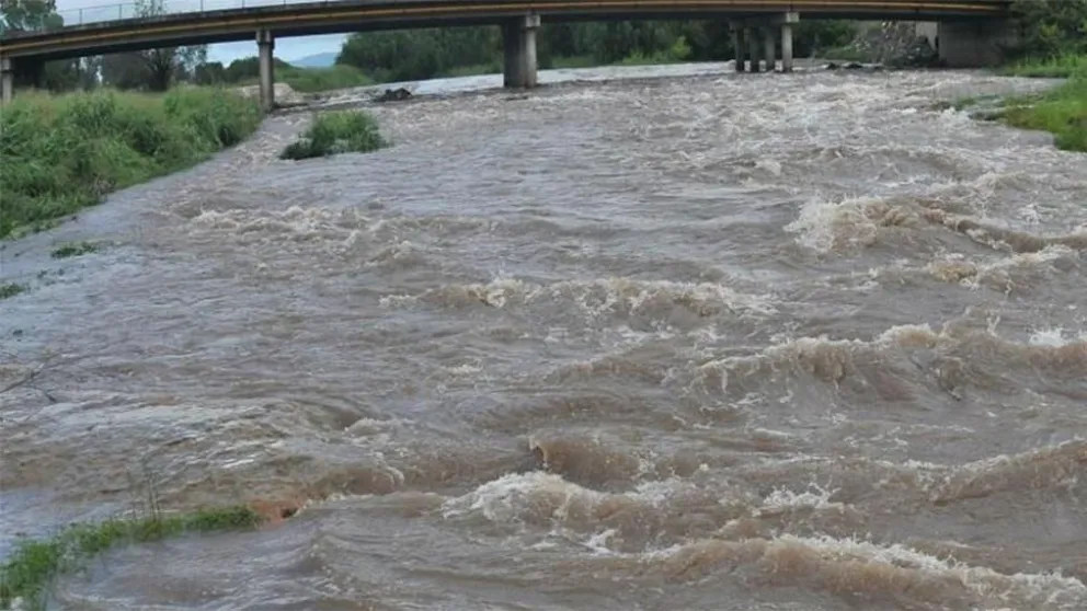 Terrible accidente: cayeron en un auto al río, los cuatro ocupantes están graves