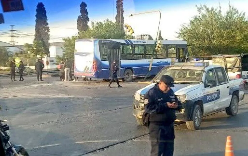 Terrible accidente: camión embistió a un colectivo de Saeta y dejó a varios pasajeros heridos