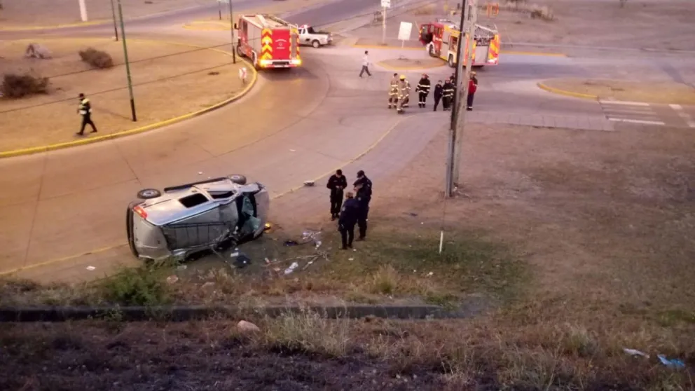 Mañana accidentada: perdió el control de su vehículo y terminó cayendo al vacío