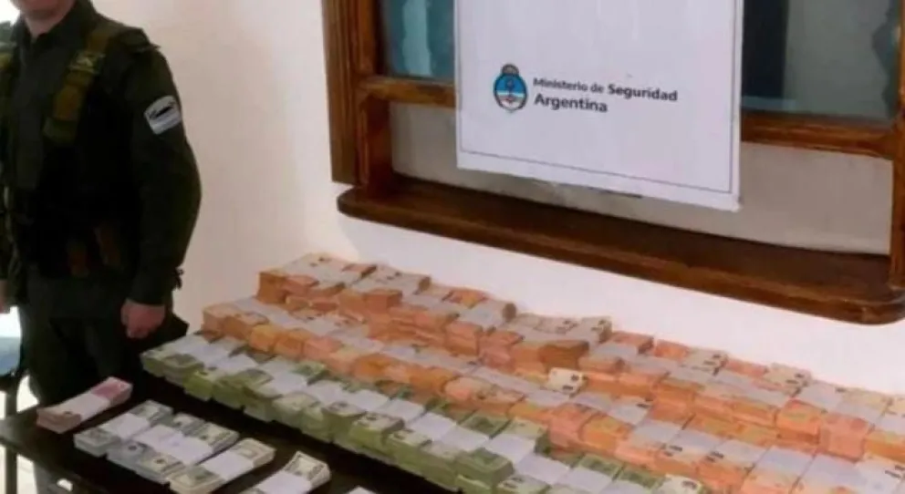 ¡Increíble! Un empleado público llevaba en su auto una fortuna escondida