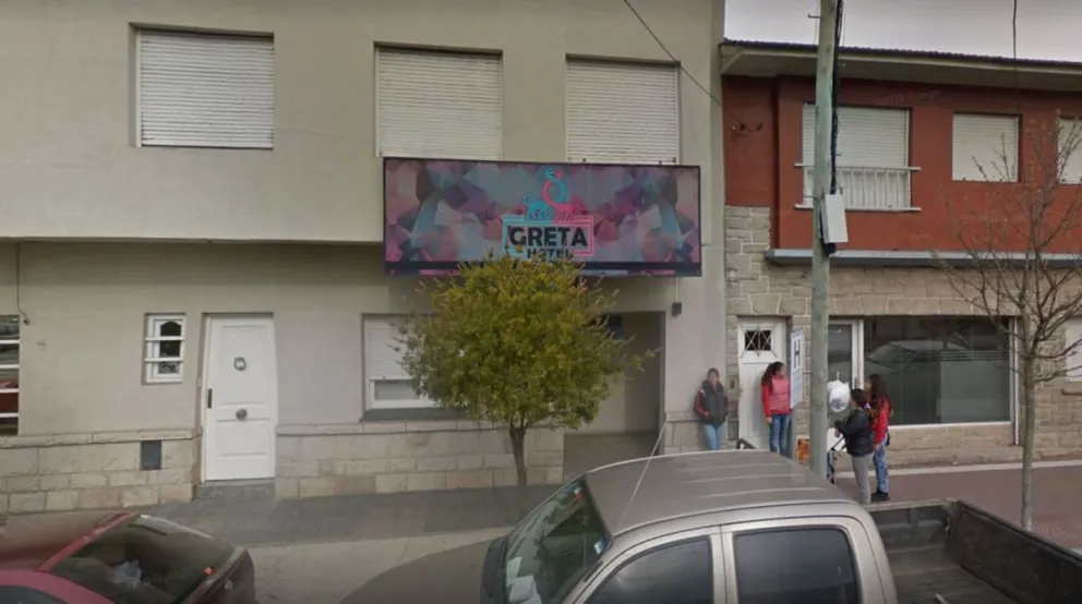 Acabó mal: un hombre falleció mientras salía de un hotel alojamiento