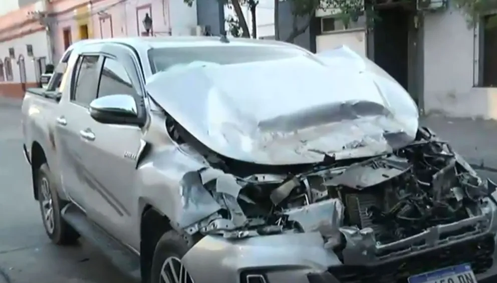 Por una distracción termino chocando de lleno un colectivo