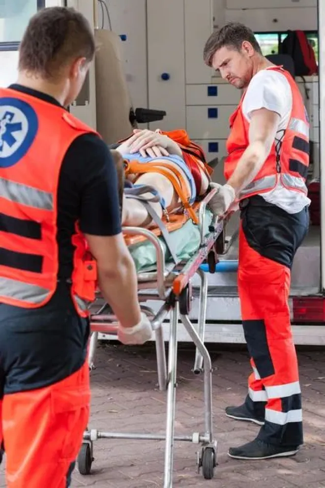 Terrible: mujer se tiró de un auto en movimiento y debió ser trasladada al hospital