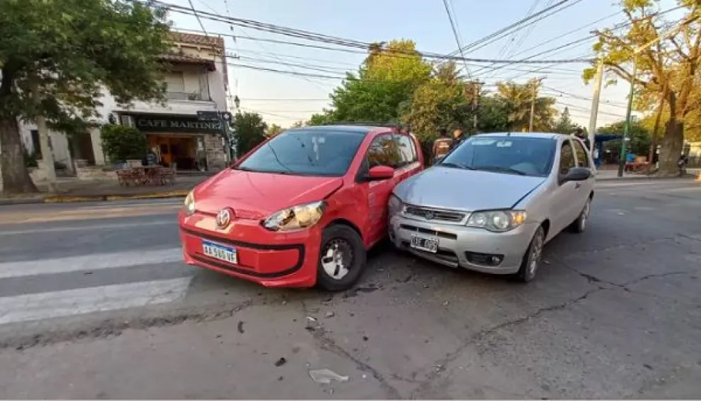 Conductor no respetó el semáforo en rojo y chocó de frente contra un automovilista