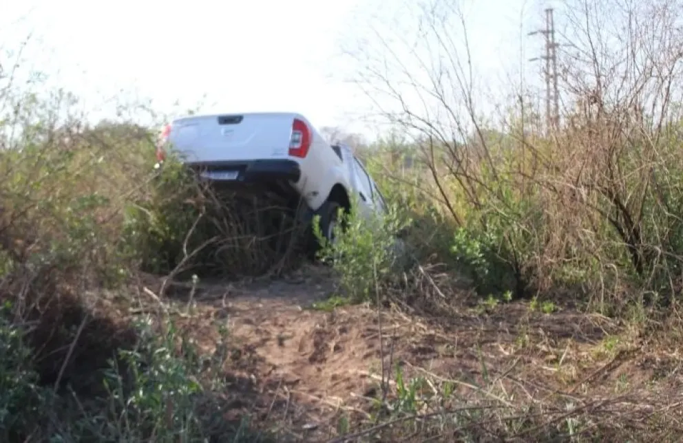 Mañana accidentada: funcionarios provinciales derraparon y terminaron dentro de una zanja