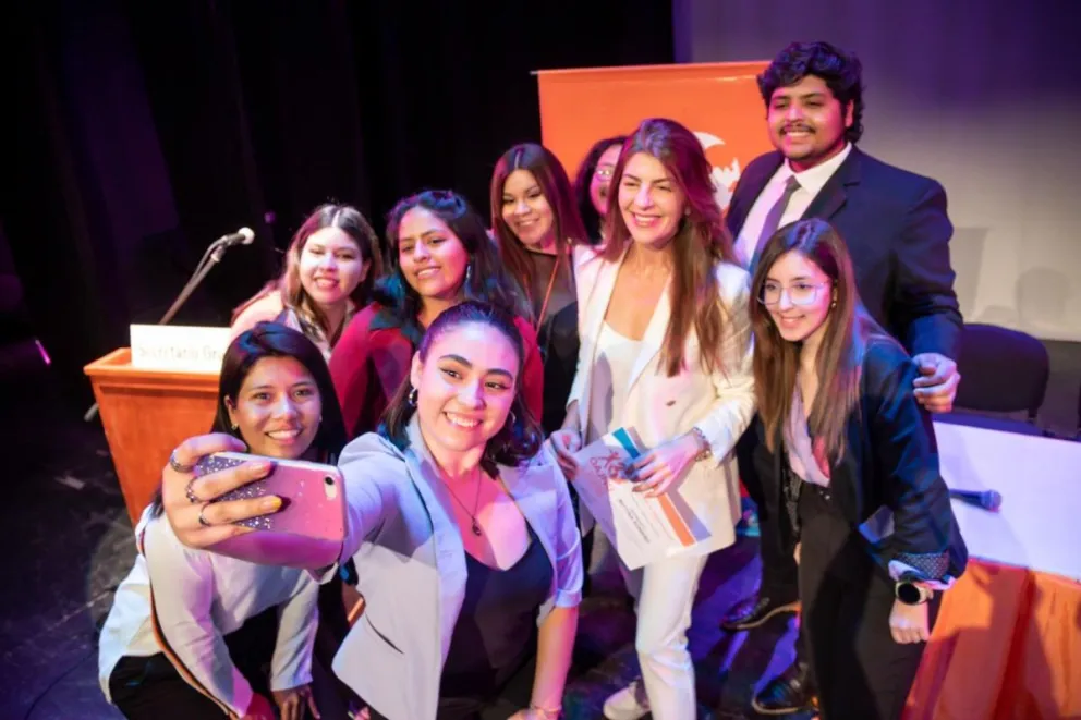 Bettina Romero acompañó a cientos de  jóvenes que debaten sobre temáticas mundiales