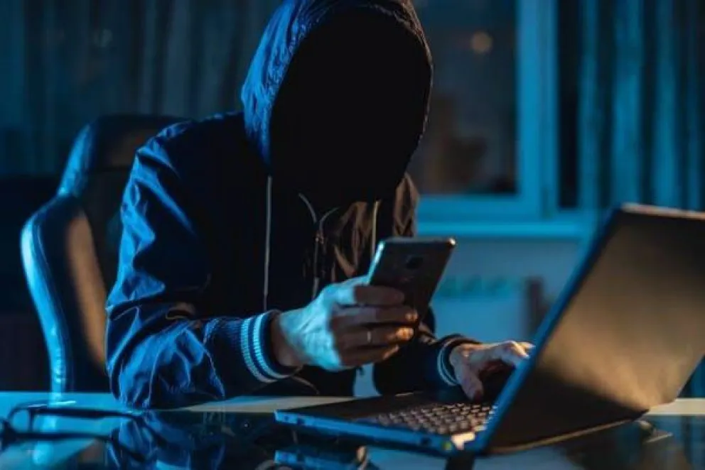 Indignante: Una mujer llevó a arreglar su celular y le vaciaron la cuenta bancaria
