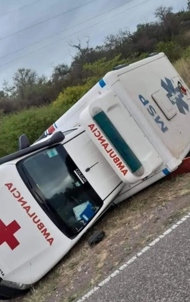 Una ambulancia volcó en la ruta y su chofer quedó atrapado dentro