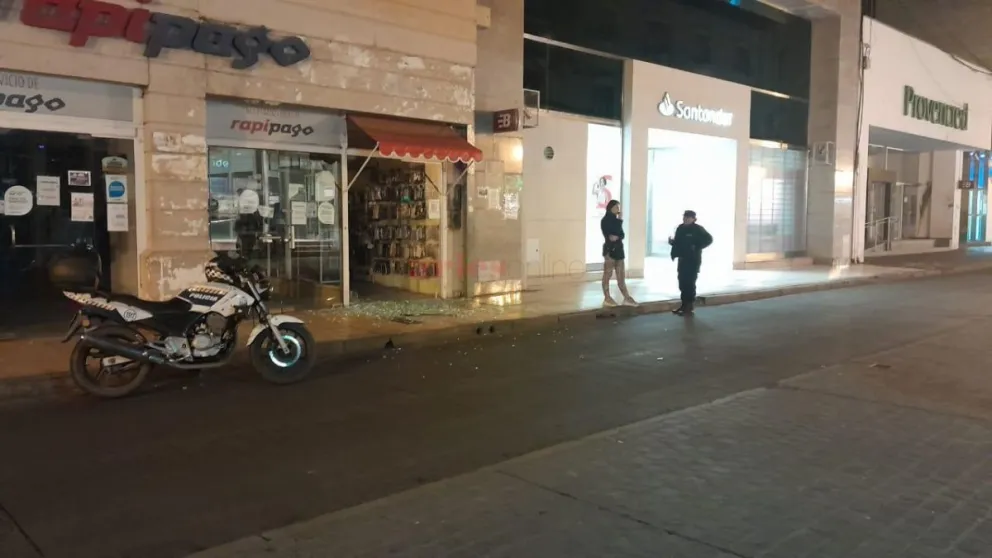 Inseguridad en pleno centro: le destrozaron la vidriera de su local, para llevarse todo