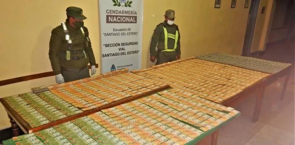 Los agarraron con más de 4 millones de pesos y 37.100 dólares sin declarar