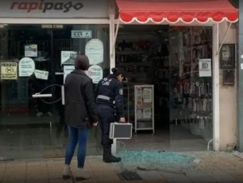 Dos menores fueron detenidos luego de atentar contra un local de celulares