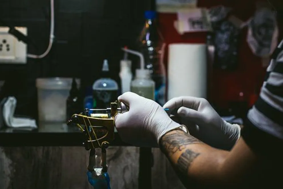 ¡INCREÍBLE! Una salteña fue a hacerse un tatuaje y abusaron sexualmente de ella