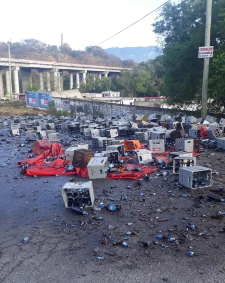 Volcó un camión repleto de botellas de cerveza y la gente enloqueció