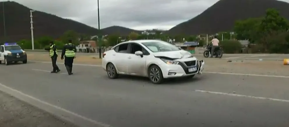 Brutal accidente: camioneta se salió de la autopista y terminó dando vueltas