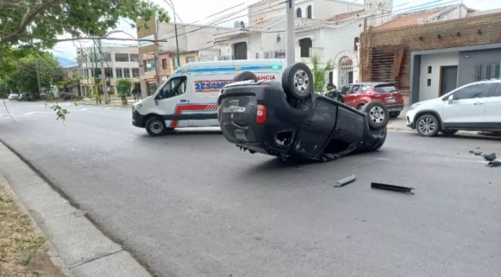 Accidente en pleno centro salteño: conductor se descompensó, chocó y terminó dado vuelta