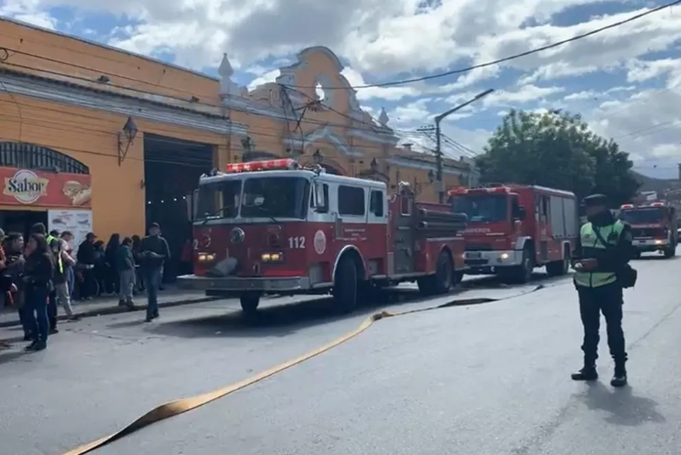 Delincuentes sin escrúpulos se robaron los cables de un camión de Bomberos